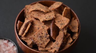 Sarımsaklı, tuzlu ve baharatlı çavdar ekmeğinden yapılmış kızarmış ekmek veya kraker. Salata malzemesi. Tuzlu ve sarımsaklı kıtır ekmekler tasarımınız için bir gıda arka planı.