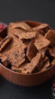 Sarımsaklı, tuzlu ve baharatlı çavdar ekmeğinden yapılmış kızarmış ekmek veya kraker. Salata malzemesi. Tuzlu ve sarımsaklı kıtır ekmekler tasarımınız için bir gıda arka planı.