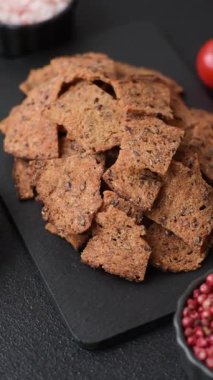 Sarımsaklı, tuzlu ve baharatlı çavdar ekmeğinden yapılmış kızarmış ekmek veya kraker. Salata malzemesi. Tuzlu ve sarımsaklı kıtır ekmekler tasarımınız için bir gıda arka planı.