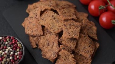 Sarımsaklı, tuzlu ve baharatlı çavdar ekmeğinden yapılmış kızarmış ekmek veya kraker. Salata malzemesi. Tuzlu ve sarımsaklı kıtır ekmekler tasarımınız için bir gıda arka planı.