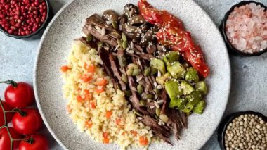 Biftek, yulaf lapası, mantar, sebze, sos ve baharatlı bir kase. Tasarımınız için yemek arka planı olarak biftek kasesi