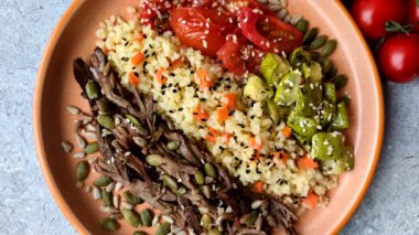 Biftek, yulaf lapası, mantar, sebze, sos ve baharatlı bir kase. Tasarımınız için yemek arka planı olarak biftek kasesi