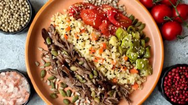 Biftek, yulaf lapası, mantar, sebze, sos ve baharatlı bir kase. Tasarımınız için yemek arka planı olarak biftek kasesi