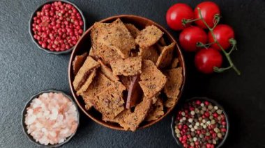 Sarımsaklı, tuzlu ve baharatlı çavdar ekmeğinden yapılmış kızarmış ekmek veya kraker. Salata malzemesi. Tuzlu ve sarımsaklı kıtır ekmekler tasarımınız için bir gıda arka planı.