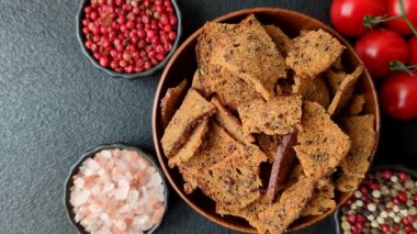 Sarımsaklı, tuzlu ve baharatlı çavdar ekmeğinden yapılmış kızarmış ekmek veya kraker. Salata malzemesi. Tuzlu ve sarımsaklı kıtır ekmekler tasarımınız için bir gıda arka planı.