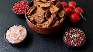 Sarımsaklı, tuzlu ve baharatlı çavdar ekmeğinden yapılmış kızarmış ekmek veya kraker. Salata malzemesi. Tuzlu ve sarımsaklı kıtır ekmekler tasarımınız için bir gıda arka planı.