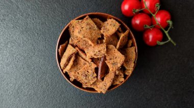 Sarımsaklı, tuzlu ve baharatlı çavdar ekmeğinden yapılmış kızarmış ekmek veya kraker. Salata malzemesi. Tuzlu ve sarımsaklı kıtır ekmekler tasarımınız için bir gıda arka planı.