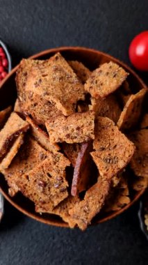 Sarımsaklı, tuzlu ve baharatlı çavdar ekmeğinden yapılmış kızarmış ekmek veya kraker. Salata malzemesi. Tuzlu ve sarımsaklı kıtır ekmekler tasarımınız için bir gıda arka planı.