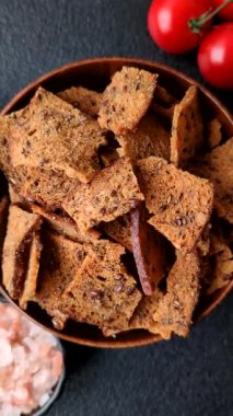Sarımsaklı, tuzlu ve baharatlı çavdar ekmeğinden yapılmış kızarmış ekmek veya kraker. Salata malzemesi. Tuzlu ve sarımsaklı kıtır ekmekler tasarımınız için bir gıda arka planı.