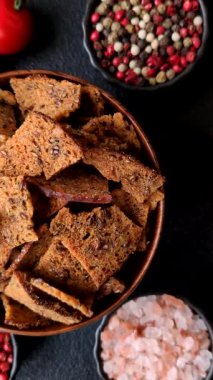 Sarımsaklı, tuzlu ve baharatlı çavdar ekmeğinden yapılmış kızarmış ekmek veya kraker. Salata malzemesi. Tuzlu ve sarımsaklı kıtır ekmekler tasarımınız için bir gıda arka planı.