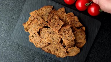 Sarımsaklı, tuzlu ve baharatlı çavdar ekmeğinden yapılmış kızarmış ekmek veya kraker. Salata malzemesi. Tuzlu ve sarımsaklı kıtır ekmekler tasarımınız için bir gıda arka planı.