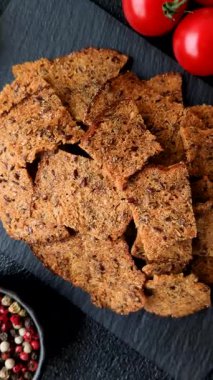 Sarımsaklı, tuzlu ve baharatlı çavdar ekmeğinden yapılmış kızarmış ekmek veya kraker. Salata malzemesi. Tuzlu ve sarımsaklı kıtır ekmekler tasarımınız için bir gıda arka planı.