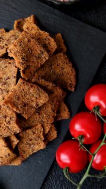 Sarımsaklı, tuzlu ve baharatlı çavdar ekmeğinden yapılmış kızarmış ekmek veya kraker. Salata malzemesi. Tuzlu ve sarımsaklı kıtır ekmekler tasarımınız için bir gıda arka planı.