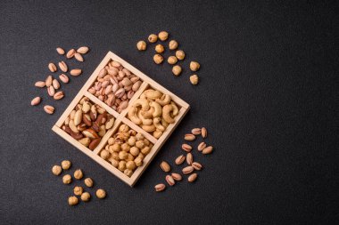 Sağlıklı gıda malzemesi olarak bir kutu kaju, fındık, fıstık ve Brezilya fındığı. Tasarımın için bir kutu fındık.