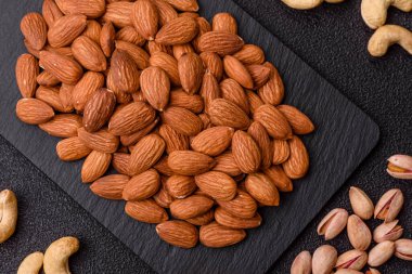 Çiğ ve soyulmuş badem sağlıklı bir besin maddesi. Tasarımınız için gıda arkaplanı olarak badem