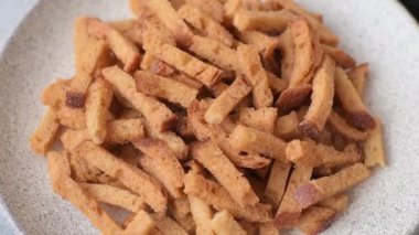 Sarımsak, tuz ve baharatlı çavdar ekmeğinden yapılmış kızarmış ekmek ya da kraker. Tuzlu kızarmış ekmek.