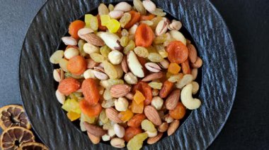 Sağlıklı bir yemek için fındık ve kurutulmuş meyve karışımı. Ceviz ve kurutulmuş meyve.