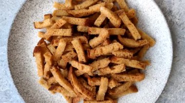 Sarımsak, tuz ve baharatlı çavdar ekmeğinden yapılmış kızarmış ekmek ya da kraker. Tuzlu kızarmış ekmek.