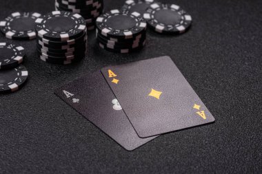 Masada kağıt oynamak, kumar oynamak, 21 oynamak, bakara oynamak. Oyun masasındaki kartlar ve çipler tasarımın için bir arka plan olarak kullanılacak.