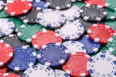 Çok renkli kumarhane fişleri poker, blackjack ya da bakara gibi kumar oyunları için kavramsal bir zemin olarak kullanılıyor. Tasarımınız için arka plan olarak çok renkli kumarhane fişleri