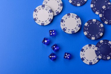 Zenci geçmişinde kumarhane zarları, poker, bahislerle kumar. Tasarımınız için arkaplan olarak zar ve çip