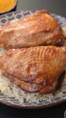 Kabsa ya da Haneeth, pirinç, tavuk, tuz ve baharatlı bir Arap yemeği. Kabsa ya da Haneeth tasarımı için gıda arka planı olarak kullanılacak.