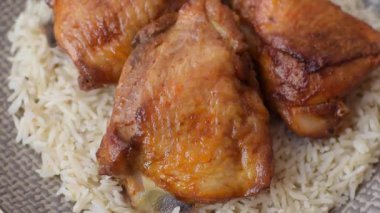 Kabsa ya da Haneeth, pirinç, tavuk, tuz ve baharatlı bir Arap yemeği. Kabsa ya da Haneeth tasarımı için gıda arka planı olarak kullanılacak.