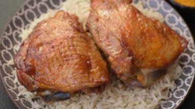 Kabsa ya da Haneeth, pirinç, tavuk, tuz ve baharatlı bir Arap yemeği. Kabsa ya da Haneeth tasarımı için gıda arka planı olarak kullanılacak.