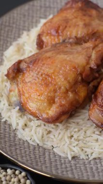 Kabsa ya da Haneeth, pirinç, tavuk, tuz ve baharatlı bir Arap yemeği. Kabsa ya da Haneeth tasarımı için gıda arka planı olarak kullanılacak.