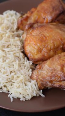 Kabsa ya da Haneeth, pirinç, tavuk, tuz ve baharatlı bir Arap yemeği. Kabsa ya da Haneeth tasarımı için gıda arka planı olarak kullanılacak.