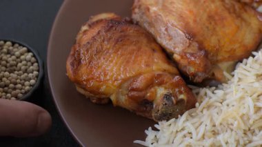 Kabsa ya da Haneeth, pirinç, tavuk, tuz ve baharatlı bir Arap yemeği. Kabsa ya da Haneeth tasarımı için gıda arka planı olarak kullanılacak.