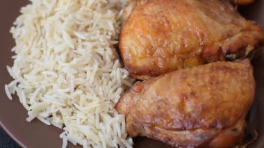 Kabsa ya da Haneeth, pirinç, tavuk, tuz ve baharatlı bir Arap yemeği. Kabsa ya da Haneeth tasarımı için gıda arka planı olarak kullanılacak.