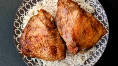 Kabsa ya da Haneeth, pirinç, tavuk, tuz ve baharatlı bir Arap yemeği. Kabsa ya da Haneeth tasarımı için gıda arka planı olarak kullanılacak.