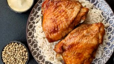 Kabsa ya da Haneeth, pirinç, tavuk, tuz ve baharatlı bir Arap yemeği. Kabsa ya da Haneeth tasarımı için gıda arka planı olarak kullanılacak.