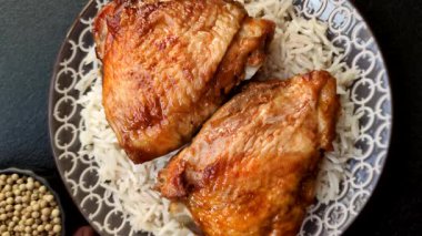 Kabsa ya da Haneeth, pirinç, tavuk, tuz ve baharatlı bir Arap yemeği. Kabsa ya da Haneeth tasarımı için gıda arka planı olarak kullanılacak.