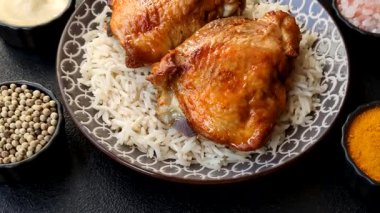 Kabsa ya da Haneeth, pirinç, tavuk, tuz ve baharatlı bir Arap yemeği. Kabsa ya da Haneeth tasarımı için gıda arka planı olarak kullanılacak.