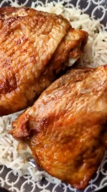 Kabsa ya da Haneeth, pirinç, tavuk, tuz ve baharatlı bir Arap yemeği. Kabsa ya da Haneeth tasarımı için gıda arka planı olarak kullanılacak.