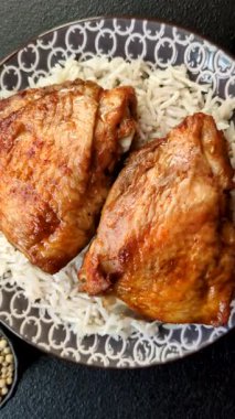 Kabsa ya da Haneeth, pirinç, tavuk, tuz ve baharatlı bir Arap yemeği. Kabsa ya da Haneeth tasarımı için gıda arka planı olarak kullanılacak.