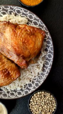 Kabsa ya da Haneeth, pirinç, tavuk, tuz ve baharatlı bir Arap yemeği. Kabsa ya da Haneeth tasarımı için gıda arka planı olarak kullanılacak.