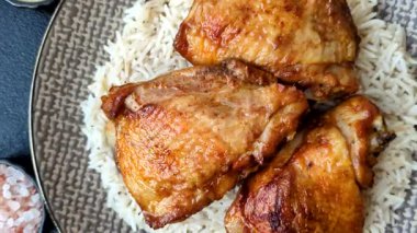 Kabsa ya da Haneeth, pirinç, tavuk, tuz ve baharatlı bir Arap yemeği. Kabsa ya da Haneeth tasarımı için gıda arka planı olarak kullanılacak.