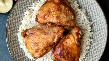 Kabsa ya da Haneeth, pirinç, tavuk, tuz ve baharatlı bir Arap yemeği. Kabsa ya da Haneeth tasarımı için gıda arka planı olarak kullanılacak.