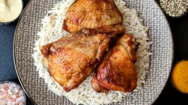 Kabsa ya da Haneeth, pirinç, tavuk, tuz ve baharatlı bir Arap yemeği. Kabsa ya da Haneeth tasarımı için gıda arka planı olarak kullanılacak.