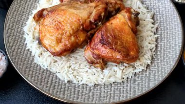 Kabsa ya da Haneeth, pirinç, tavuk, tuz ve baharatlı bir Arap yemeği. Kabsa ya da Haneeth tasarımı için gıda arka planı olarak kullanılacak.