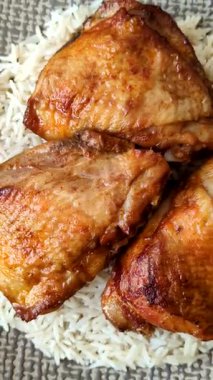 Kabsa ya da Haneeth, pirinç, tavuk, tuz ve baharatlı bir Arap yemeği. Kabsa ya da Haneeth tasarımı için gıda arka planı olarak kullanılacak.