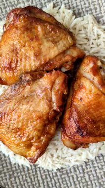 Kabsa ya da Haneeth, pirinç, tavuk, tuz ve baharatlı bir Arap yemeği. Kabsa ya da Haneeth tasarımı için gıda arka planı olarak kullanılacak.