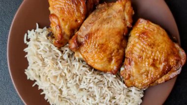 Kabsa ya da Haneeth, pirinç, tavuk, tuz ve baharatlı bir Arap yemeği. Kabsa ya da Haneeth tasarımı için gıda arka planı olarak kullanılacak.