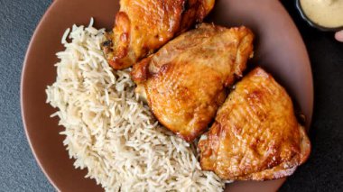 Kabsa ya da Haneeth, pirinç, tavuk, tuz ve baharatlı bir Arap yemeği. Kabsa ya da Haneeth tasarımı için gıda arka planı olarak kullanılacak.