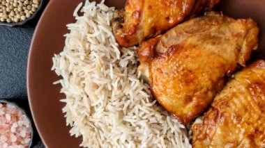 Kabsa ya da Haneeth, pirinç, tavuk, tuz ve baharatlı bir Arap yemeği. Kabsa ya da Haneeth tasarımı için gıda arka planı olarak kullanılacak.