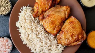 Kabsa ya da Haneeth, pirinç, tavuk, tuz ve baharatlı bir Arap yemeği. Kabsa ya da Haneeth tasarımı için gıda arka planı olarak kullanılacak.