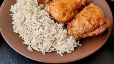 Kabsa ya da Haneeth, pirinç, tavuk, tuz ve baharatlı bir Arap yemeği. Kabsa ya da Haneeth tasarımı için gıda arka planı olarak kullanılacak.